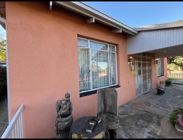 3 BEDROOM HOUSE FOR SALE IN BEZUIDENHOUT VALLEY